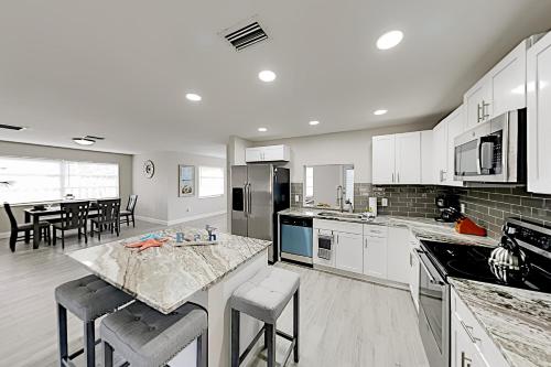 Modern Hideaway - Private Pool & Billiards Table home - image 3