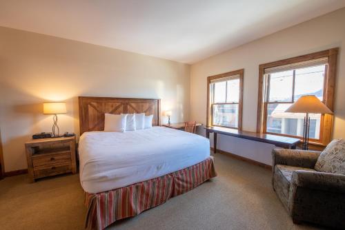 Beautifully Renovated Two Bedroom Condo with a Balcony in Mountaineer Square condo - image 6