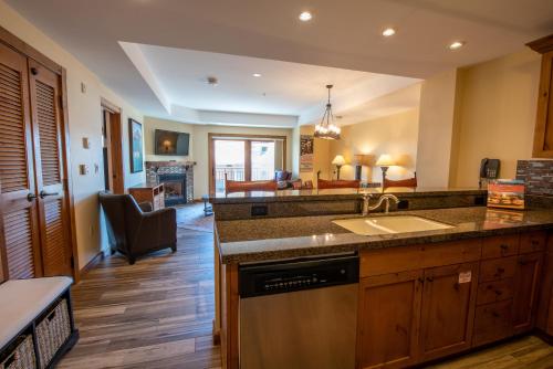 Beautifully Renovated Two Bedroom Condo with a Balcony in Mountaineer Square condo - image 8