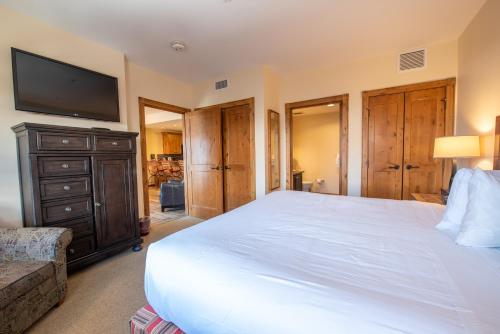 Beautifully Renovated Two Bedroom Condo with a Balcony in Mountaineer Square condo - image 9
