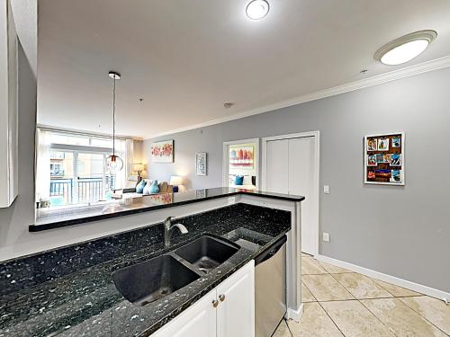 New Listing! Chic Belltown Court Condo With Pool Condo - image 12