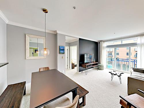 New Listing! Chic Belltown Court Condo With Pool Condo - image 6