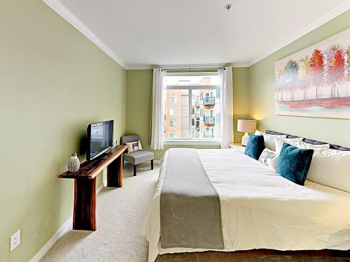 New Listing! Chic Belltown Court Condo With Pool Condo - image 15