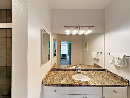 New Listing! Chic Belltown Court Condo With Pool Condo - image 16