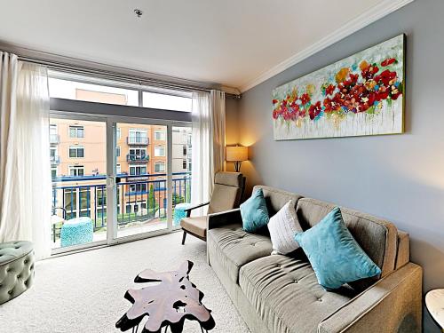 New Listing! Chic Belltown Court Condo With Pool Condo - image 8