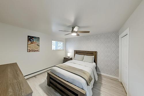 Mountain-View Escape at Silver Queen East condo - image 10