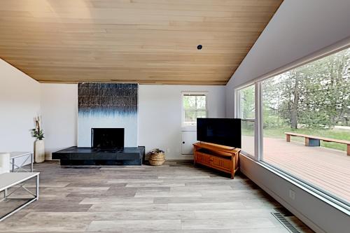 Sunriver - Hot Tub Game Room AC & Stunning Views home - image 4