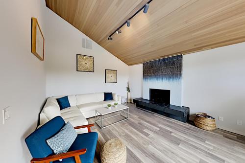 Sunriver - Hot Tub Game Room AC & Stunning Views home - image 3