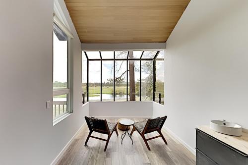 Sunriver - Hot Tub Game Room AC & Stunning Views home - image 12