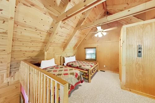 The Norma Jean - Private Balcony Hot Tub Firepit cabin - image 12