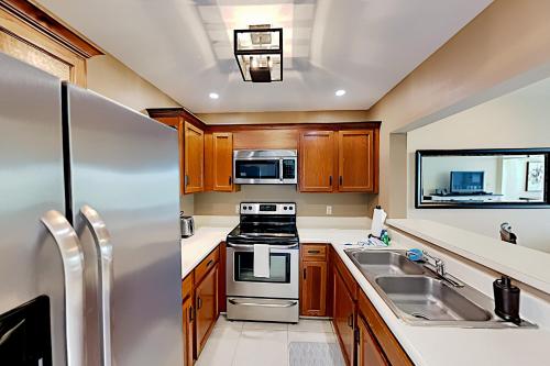 BeauMer - Upscale Marina-View Gem - Pool & Hot Tub condo - image 6