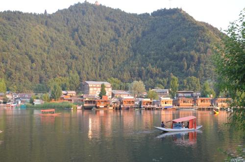 New Alexandra Houseboats,Zakura,4 star