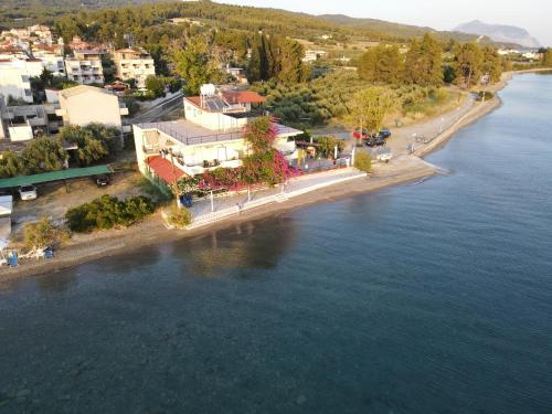  To Kyma-Afoi Roussou in Rovies