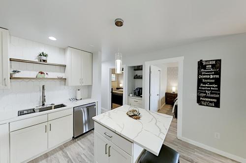 Mountain-View Escape at Silver Queen East condo - image 8