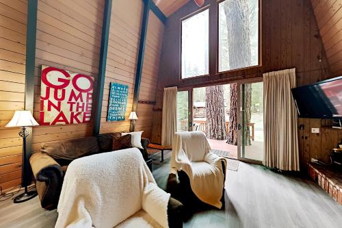 Hidden Gambrel - Private Hot Tub Grill Fireplace home - image 4