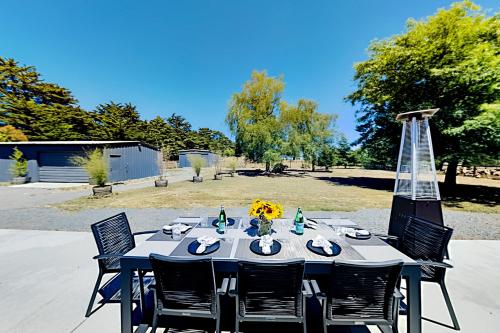 Luxury Compound on 6 Acres - Home Office AC home - image 4