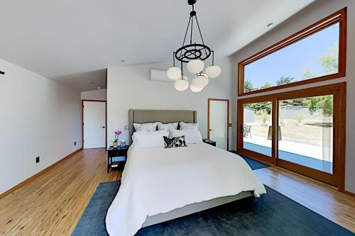 Luxury Compound on 6 Acres - Home Office AC home - image 9