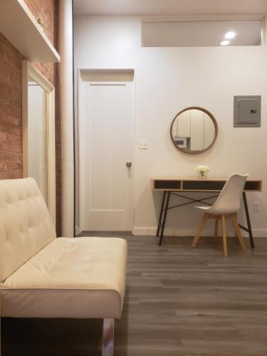 Hotel and the City, Empire State Building - Tap to explore photos