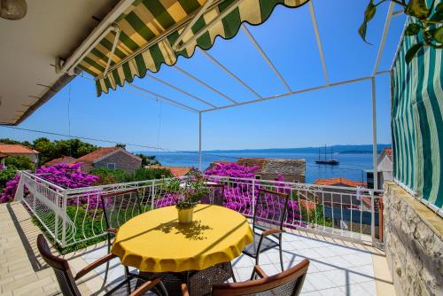 Award winning Garden Apartment with large Terrace and amazing Seaview - Bol