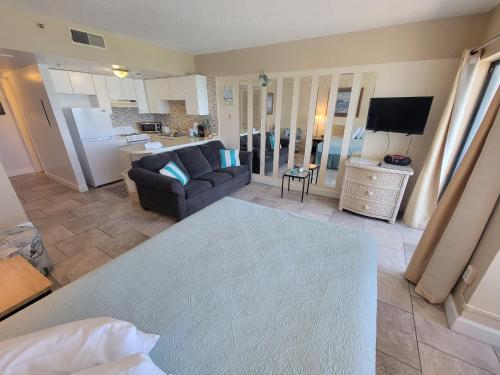 Direct Oceanfront Queen Suite with Endless Views Palace Resort 1002