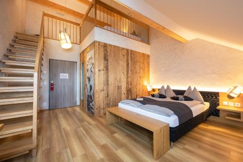 1 king bed, 3 twin beds