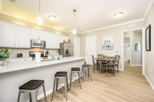 Beautiful Modern Condo - Vista Cay Resort condo - image 11