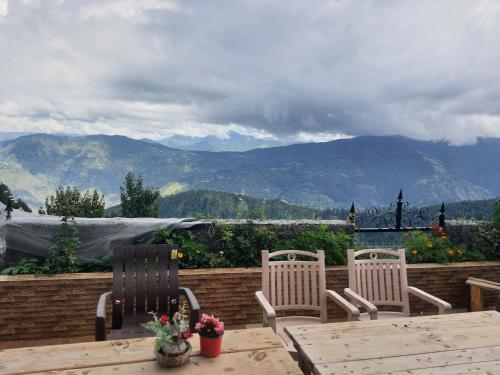 Majestic Himalayan homestay in Daroli