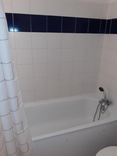 Bathroom, LE COCOON DE SAINT JEAN PROCHE CLINIQUE DE L UNION in Saint-Jean