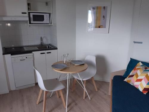 Kitchen, LE COCOON DE SAINT JEAN PROCHE CLINIQUE DE L UNION in Saint-Jean