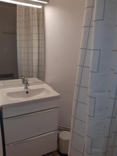 Bathroom, LE COCOON DE SAINT JEAN PROCHE CLINIQUE DE L UNION in Saint-Jean