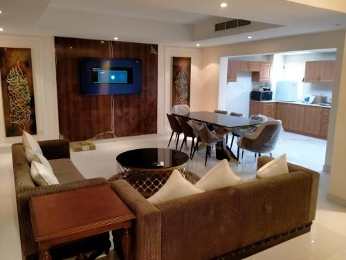 Al Hamra 3-Bedroom Luxury Villa Golf View