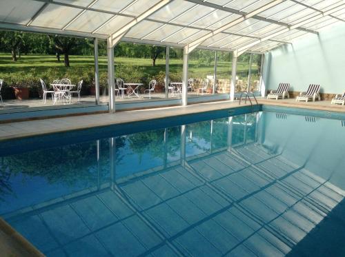 Úszómedence, Logis Hotel Relais Paris Bale - Restaurant La Mangeoire in Montieramey