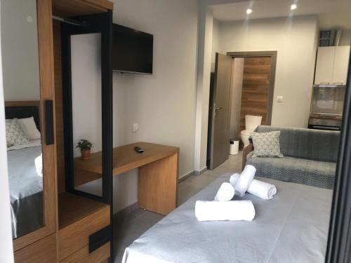 1 queen bed, 1 sofa bed