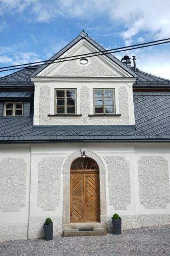 Baroque chaplain house Kaplanka 1796 A. D. - historical luxury apts in Bohemian Paradise