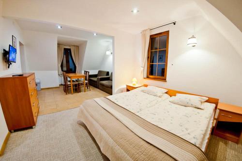 2 twin beds, 2 bunk beds, 1 sofa bed