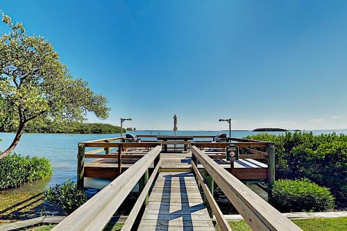 Holiday Island Top Floor - Pool Hot Tub & Grills condo - main image