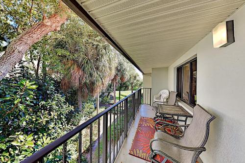 Holiday Island Top Floor - Pool Hot Tub & Grills condo - image 3