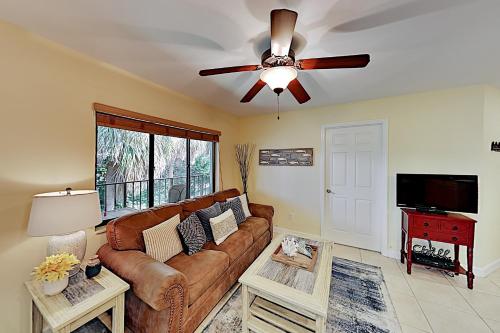 Holiday Island Top Floor - Pool Hot Tub & Grills condo - image 12