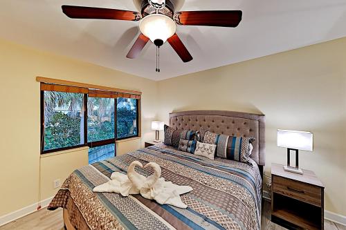 Holiday Island Top Floor - Pool Hot Tub & Grills condo - image 10