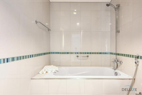 Refined 2 BR at DAMAC Heights Dubai Marina by Deluxe Holiday Homes