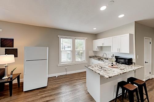Exceptional Vacation Home in Tampa Duplex - image 4