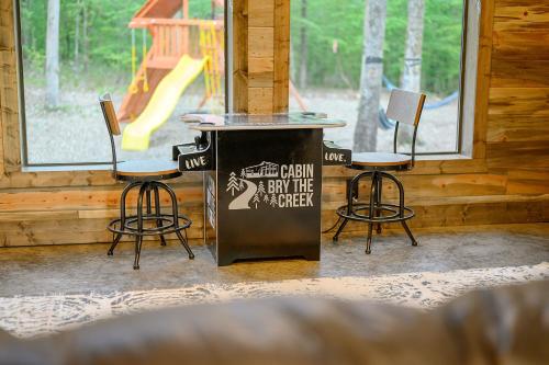 Brand NEW! Modern Luxury Family Cabin on a flowing creek in Broken Bow! in Broken Bow, USA