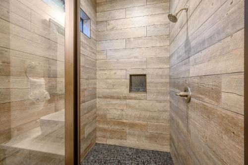 Brand NEW! Modern Luxury Family Cabin on a flowing creek in Broken Bow! in Broken Bow, USA