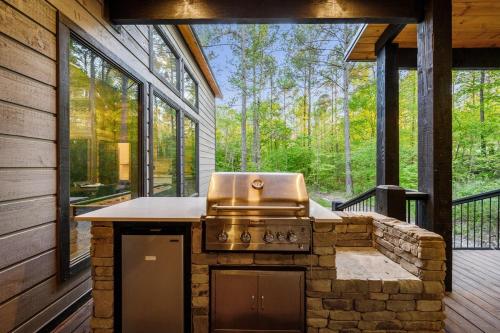 Brand NEW! Modern Luxury Family Cabin on a flowing creek in Broken Bow!