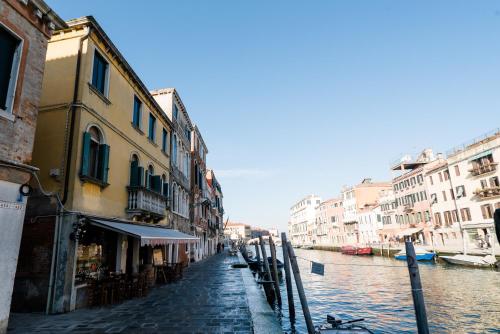 Casa Virginia direct at the canal Cannaregio with own roof terrace