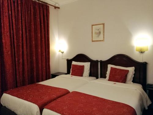Twin Room image 7