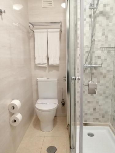 Twin Room image 6