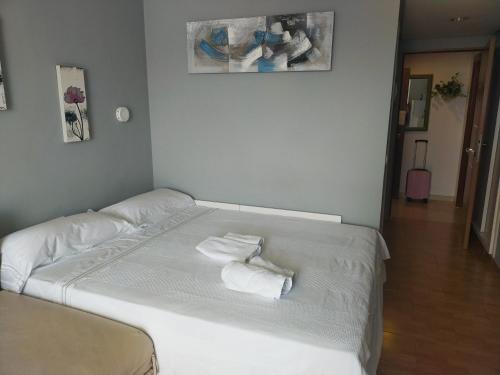 1 queen bed, 1 sofa bed