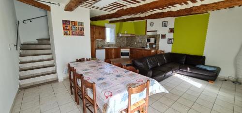 virtuve, Mas 9 Personnes avec piscine in Jonquieres (Provence-Alpes-Cote d'Azur)
