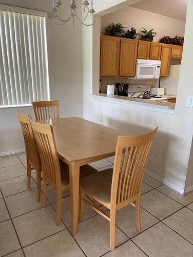 Four-Bedroom Townhome Davenport in Davenport